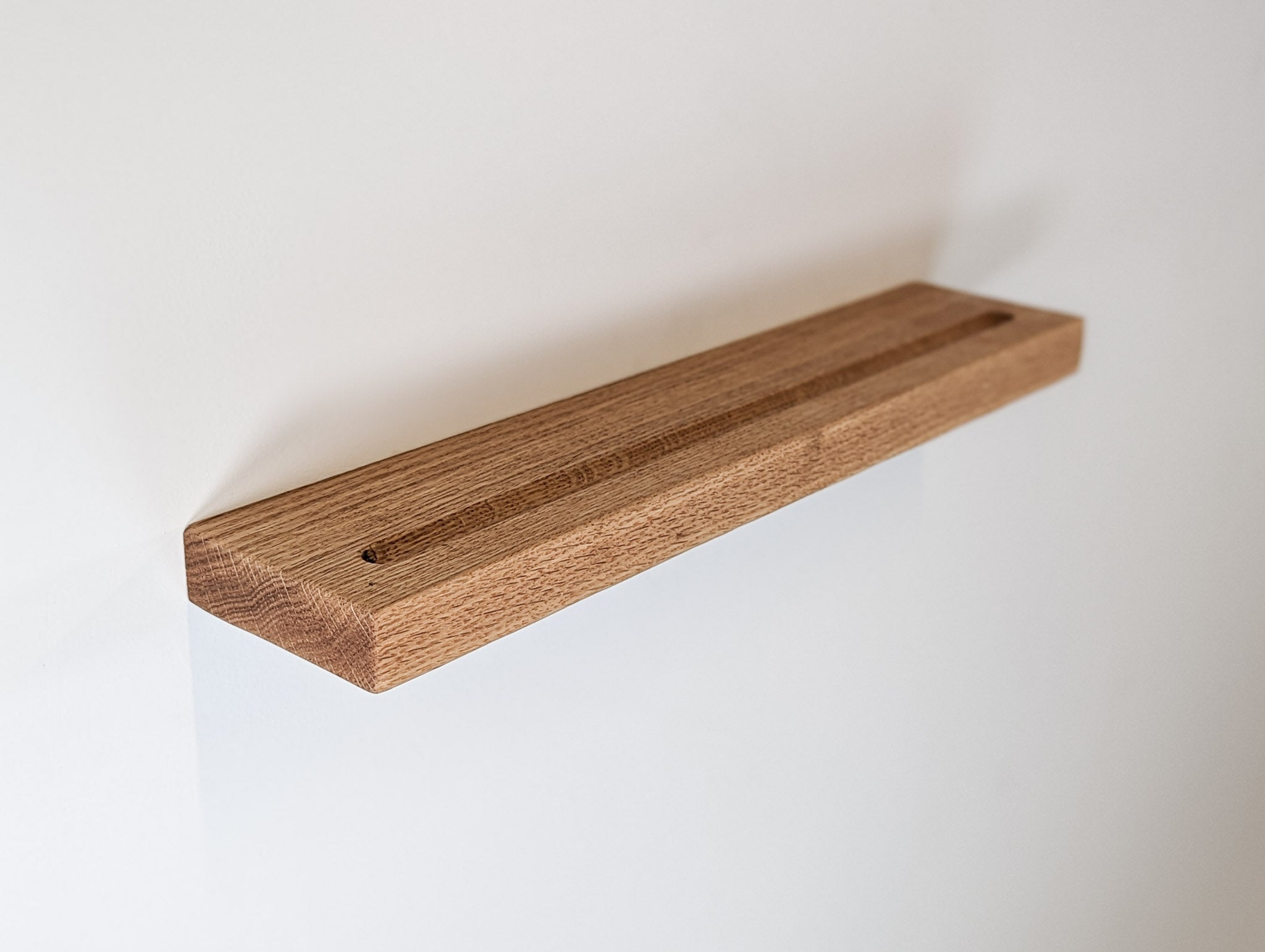 Vino Vinyl Record Shelf | Oak Wood, Wall-Mounted Display for 12 Albums 1