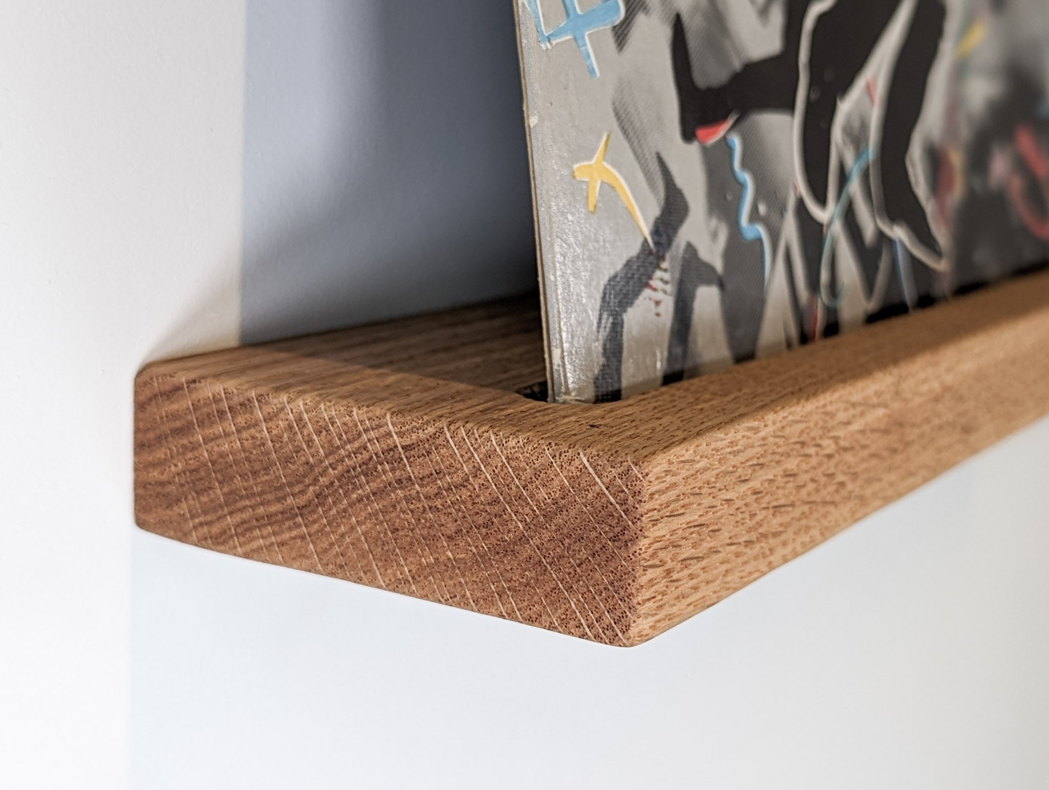 Vino Vinyl Record Shelf | Oak Wood, Wall-Mounted Display for 12 Albums 2