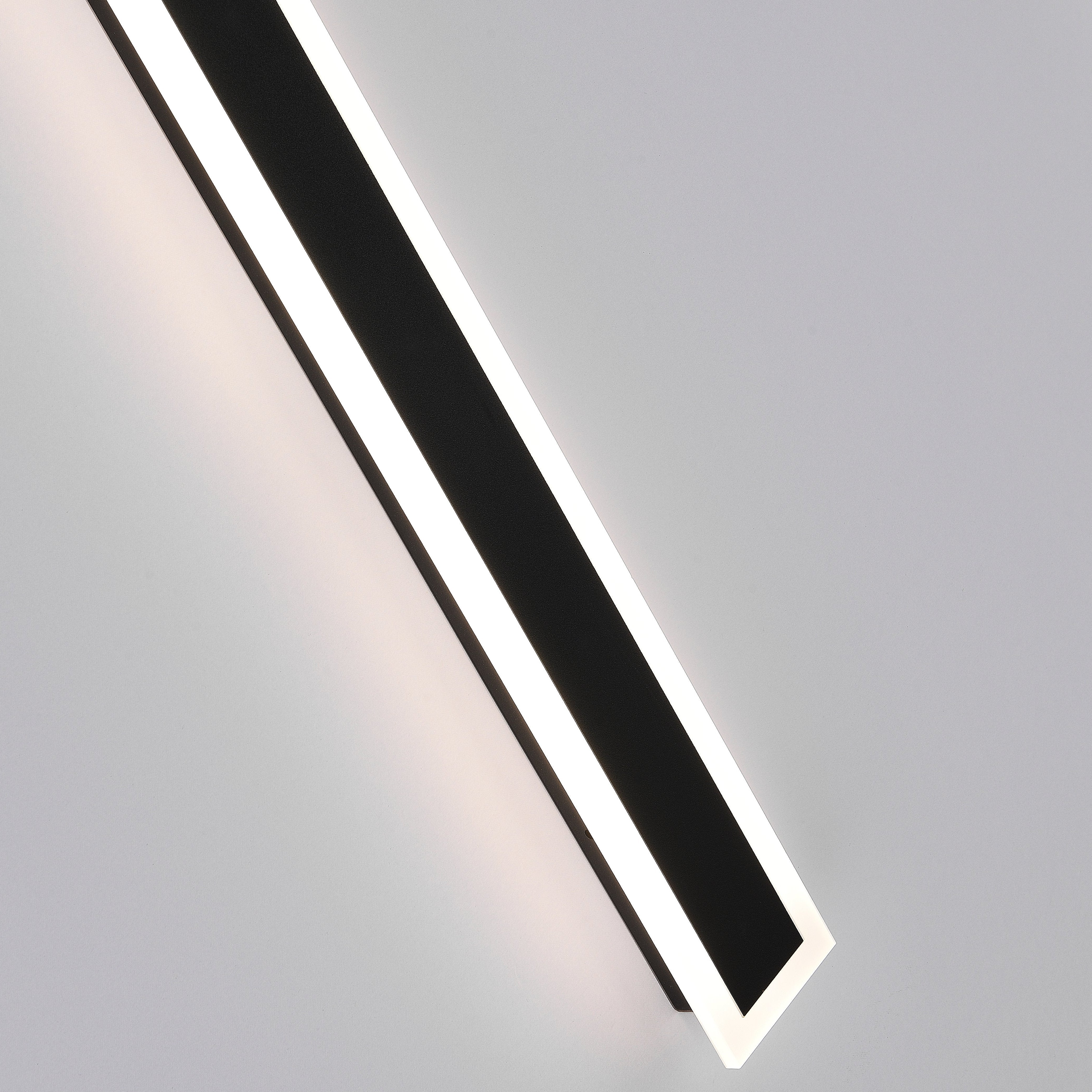 Vynn Linear Wall Lamp | Weather-Resistant, Dimmable LED 6